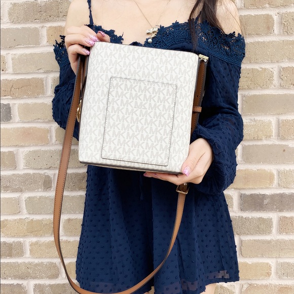 ‼️SALE‼️ 👜💕- Michael Kors Bucket Crossbody - Picture 6 of 6